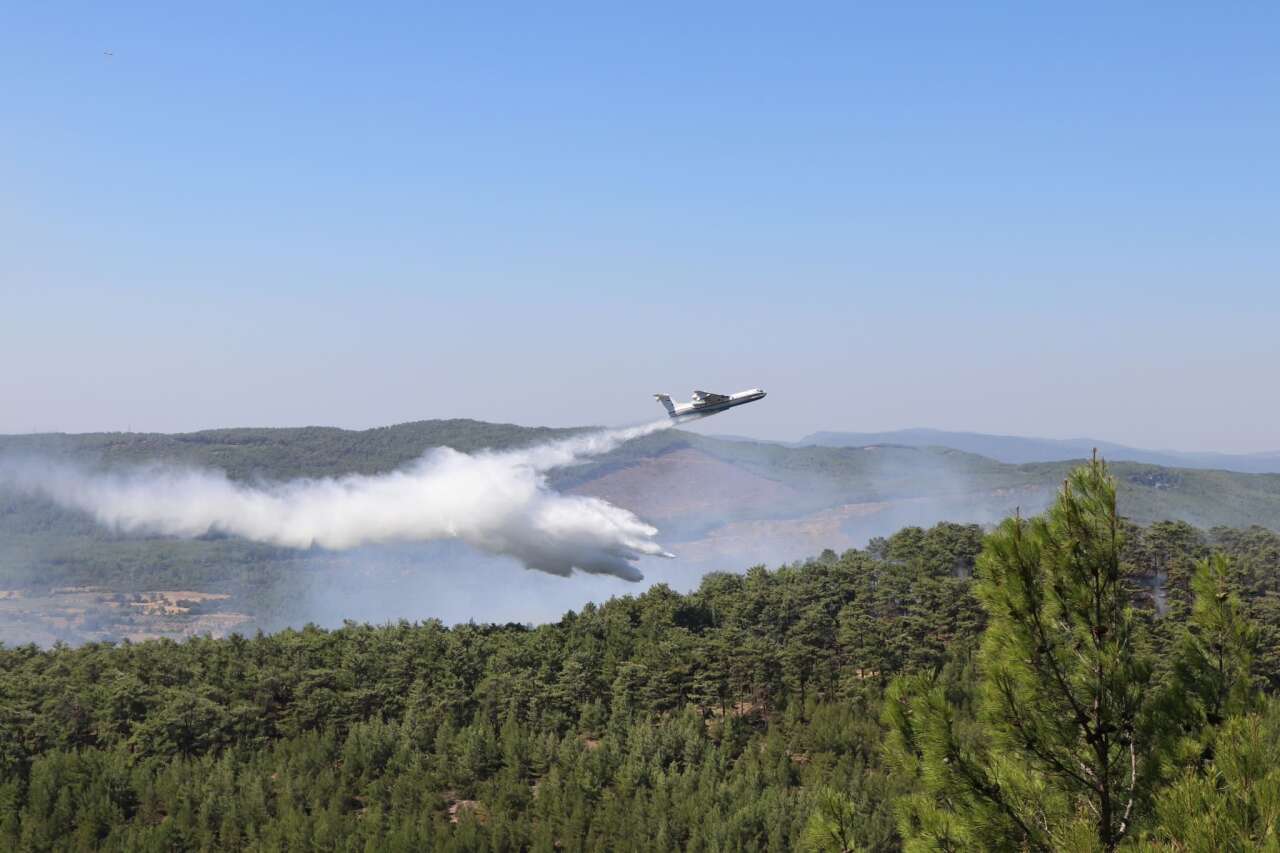Menteşe'de Alevlerle Savaş Sürüyor, Ekiplerin Zamanında Müdahalesi Alevlerin Benzinliğe Ulaşmasını Engelledi 6